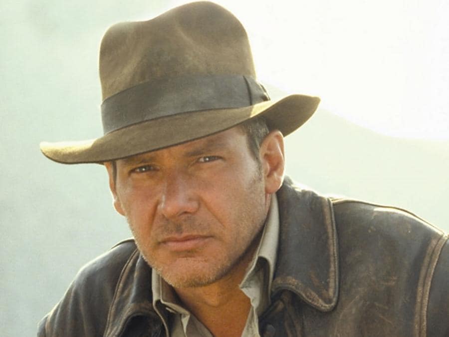 Harrison Ford nei panni di Indiana Jones, l'archeologo nato dalla fantasia di George Lucas che non abbandona mai il suo Borsalino-simbolo