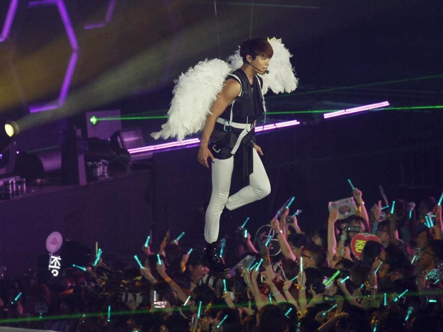 Jonghyun durante il concerto degli Shinee del 27 ottobre 2012 a  Hong Kong  (Ansa/Ap)