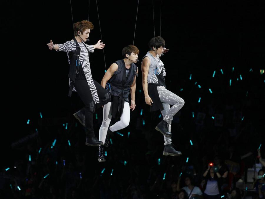 Da sinistra,  Onew, Jonghyun e Minho degli Shinee durante il concerto del 27 ottobre 2012 a  Hong Kong  (Ansa/Ap)