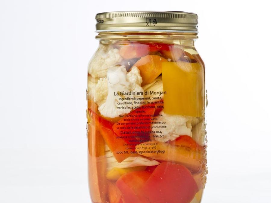 LA GIARDINIERA? UNA QUESTIONE DI FAMIGLIA - È una di quelle specialità che non può mancare sulla tavola del Natale, anche perché si abbina perfettamente ai salumi e ai bolliti della tradizione ma funziona benissimo pure da sola, sorseggiando un vino. La Giardiniera di Morgan è stata creata dallo chef Morgan Pasqual nel 2005 al ristorante 5 Sensi a Malo (Vicenza) ed è disponibile in cinque versioni, una per ogni membro della famiglia. Oltre alla prima nata, fresca e agrodolce (1000 ml, 17 €) - con carote, peperoni rossi, gialli e verdi, cavolfiori e finocchi – è buonissima quella di Anna (300 ml, 9,80 €) in cui vengono aggiunti peperoncino, zenzero e cipollotto e quella di Giovanni (580 ml, 18 €) con mele, pere, topinambur e sedano rapa. www.lagiardinieradimorgan.com
