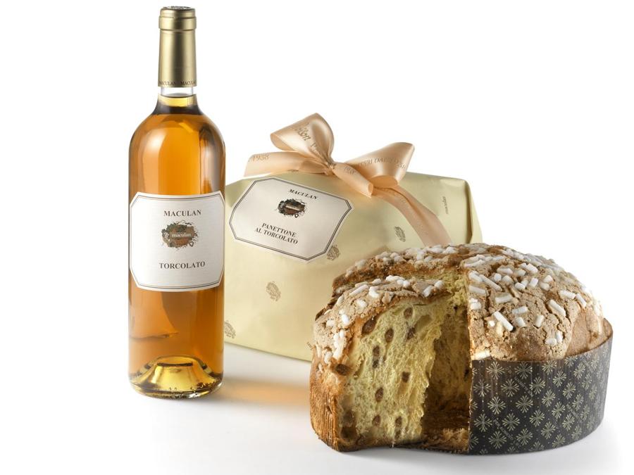 UVETTA NEL TORCOLATO PER UN PANETTONE PROFUMATISSIMO - Quest'anno è stata scelta l'annata 2012 - vendemmia particolarmente fortunata che ha dato un vino particolarmente ricco di sostanze aromatiche - per preparare il Panettone al Torcolato che l'azienda vitivinicola Maculan di Breganze (Vicenza) propone tradizionalmente durante le festività, in collaborazione con la pasticceria Loison di Costabissara. Durante la lavorazione l'uvetta è immersa in una bagna speciale di Torcolato (50 ml per ogni chilogrammo di panettone) per preservarne i profumi fino al momento dell'assaggio. Il Torcolato è un vino dolce prodotto con la Vespaiola, una varietà autoctona di Breganze, i cui grappoli vengono attorcigliati con degli spaghi (da cui il nome: intorcolato) per essere appesi alle travi delle soffitte per almeno quattro mesi. Il panettone è disponibile a 28 € o 60 € compresa la bottiglia di Torcolato da 375 ml e la cassettina in legno. www.maculan.net