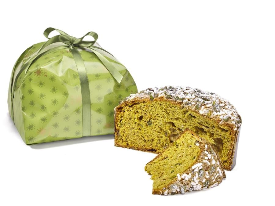 IL SIMBOLO DI MILANO - Prodotto nella gastronomia simbolo di Milano, Peck a via Spadari 9, un nuovissimo panettone (45 €) che si affianca alle versioni classiche (32 €), da sempre nella wishlist di ogni goloso. Oltre alla consueta lunga lievitazione, quest'anno la ricetta – firmata da Galileo Reposo, chef pasticcere della maison – prevede un impasto realizzato con pistacchio, cioccolato bianco e l'aromatico caffè della miscela Peck. Ad arricchire ulteriormente il gusto del dolce sulla glassa è una pioggia di pistacchi interi. www.peck.it