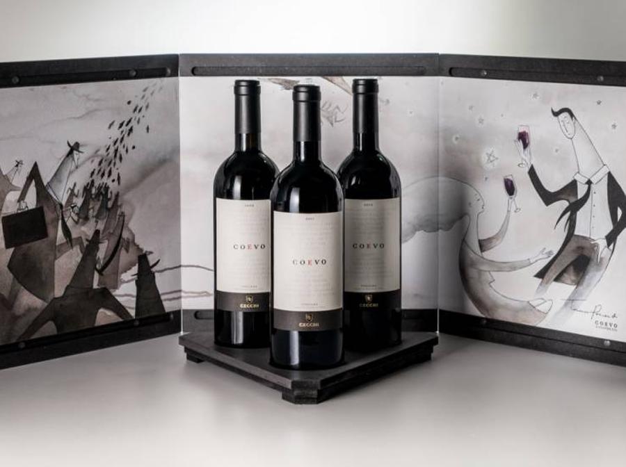 UN TRITTICO ŒUVRE D'ART - Solo 200 pezzi, ognuno numerato e personalizzato con note descrittive dell'artista (in enoteca a partire da 600 €): è il trittico di Coevo realizzato da Famiglia Cecchi in collaborazione con gli studenti dell'Accademia delle Belle Arti di Firenze. Si tratta di un tetraedro in legno scuro che racchiude le annate 2009, 2010 e 2011 di questo nobile blend di Sangiovese, Cabernet Sauvignon, Petit Verdot e Merlot, nato nel 2007 quando Andrea e Cesare Cecchi decisero di creare un vino che rappresentasse al meglio i territori più cari alla famiglia, il Chianti Classico e la Maremma. www.famigliacecchi.it