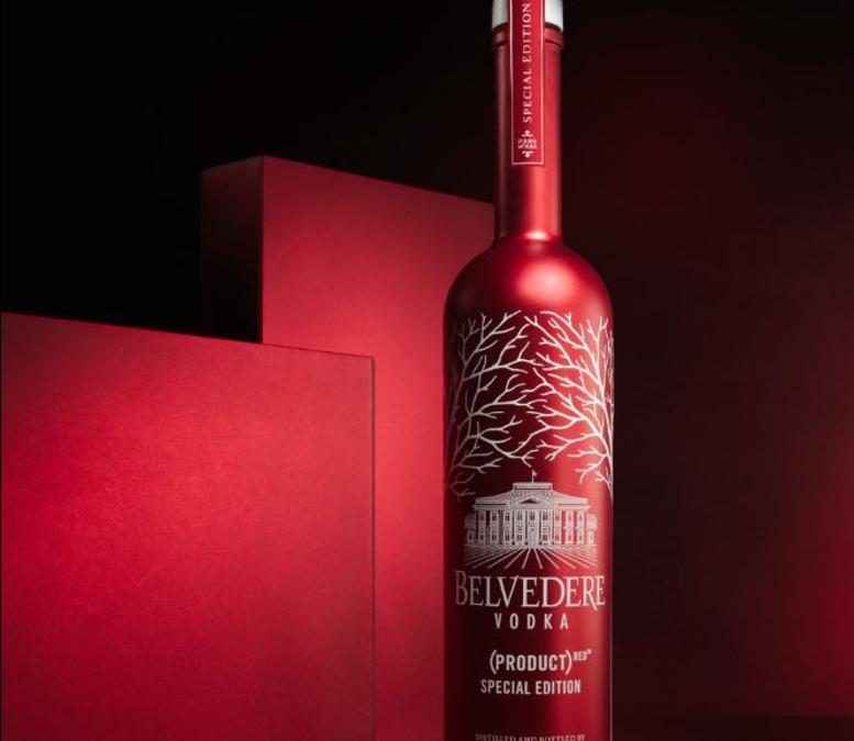 THE VODKA IN RED - Un'edizione limitata in rosso di Belvedere Vodka, con finitura perlata opaca, che segna con il 2017 il sesto anniversario della collaborazione tra il brand e (RED), a sostegno del Fondo Globale per la lotta all'Hiv/Aids in Africa. Ad oggi, il ricavato delle vendite di (BELVEDERE)RED ha contribuito a fornire cure mediche a quasi 40mila donne affette da Hiv impedendo la trasmissione del virus ai loro bambini. La ricetta signature del Natale? (BELVEDERE)RED Martini con 60 ml di vodka, 10ml di Vermouth Dolce, 5ml di Maraschino, 2 spruzzi di Peychaud's Bitter e una scorza d'arancia come guarnizione. www.belvederevodka.com