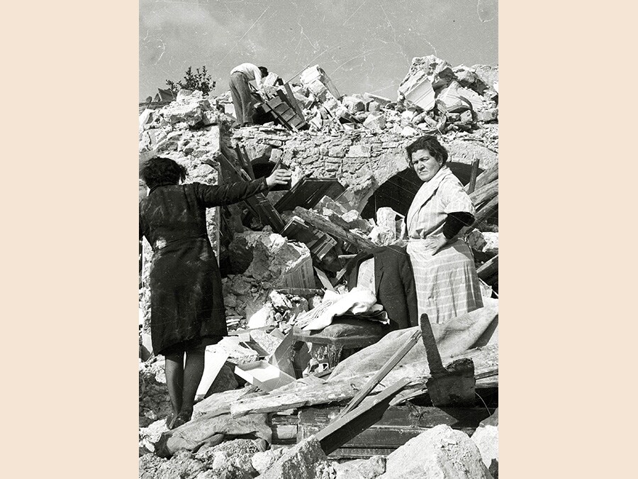 Alcuni sopravissuti del terremoto scavano tra le macerie a Gibellina, in un'immagine d'archivio.  ARCHIVIO- ANSA/ BGG 