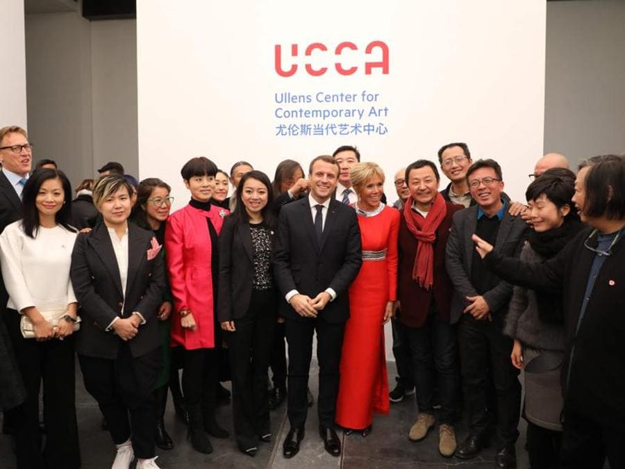 Ancora un abito rosso, colore di buon augurio in Cina, per la visita all'Ullens Center for Contemporary Art