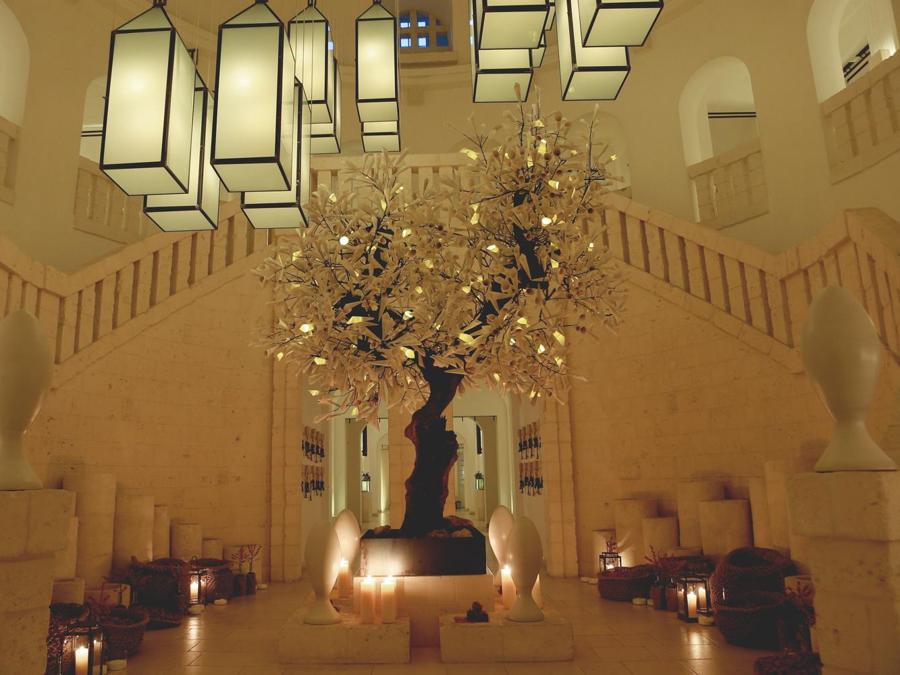 La lobby dell'hotel, progettata da Pino Brescia come iconica scenografia della Puglia, con oggetti che ne richiamano le attività, i prodotti, i profumi. 