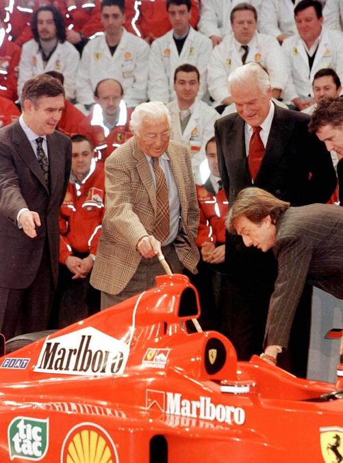 Gianni Agnelli si mostra interessato alla nuova Ferrari F399, Paolo Cantarella Paolo Fresco e Luca di Montezemolo (ANSA/GIORGIO BENVENUTI)