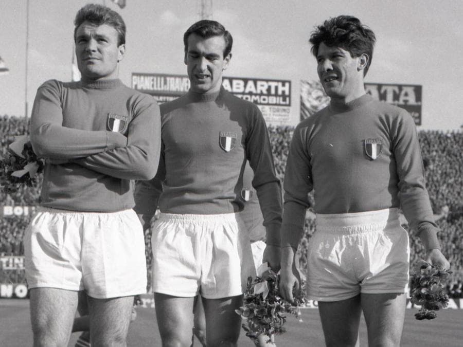 1961, José Altafini, Antonio Valentin Angelillo e Omar Sivori con la maglia della Nazionale italiana (Olycom)