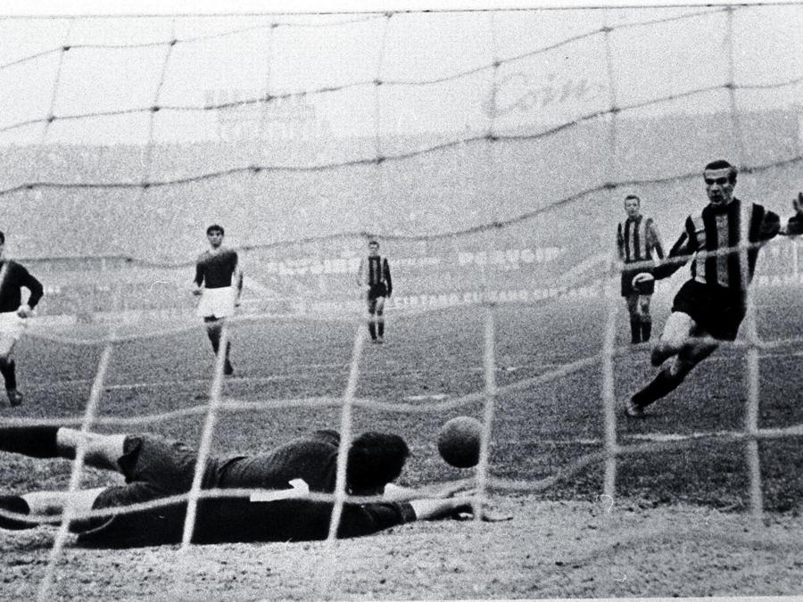 In azione con la maglia dell’Inter (Olycom)