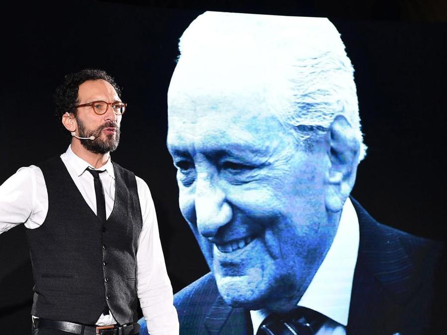 Il workshop organizzato dalla Ferrero in occasione del 70° anniversario dell'azienda, sullo sfondo Michele Ferrero.  (ANSA/ALESSANDRO DI MARCO)