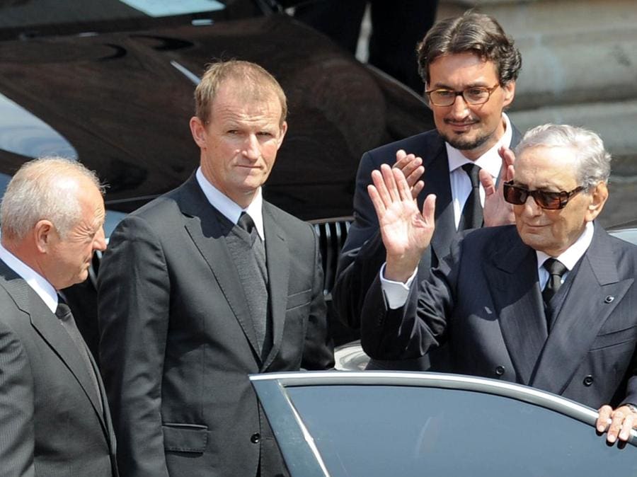 Alba Funerali di Pietro Ferrero. Nella foto il padre Michele e il fratello Giovanni all'ingresso della chiesa salutano la folla dall'auto. (Agf)