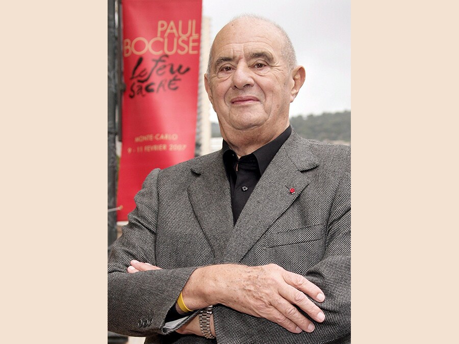 Lo chef francese Paul Bocuse posa davanti all'Hotel de Paris a Monaco, il 10 febbraio 2007 . (Epa)