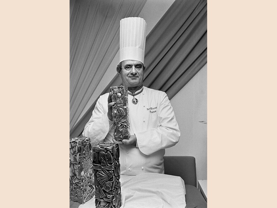 Questa foto di archivio scattata il 24 gennaio 1987 mostra lo chef francese Paul Bocuse che presenta il premio “Golden Bocuse”. (Afp)