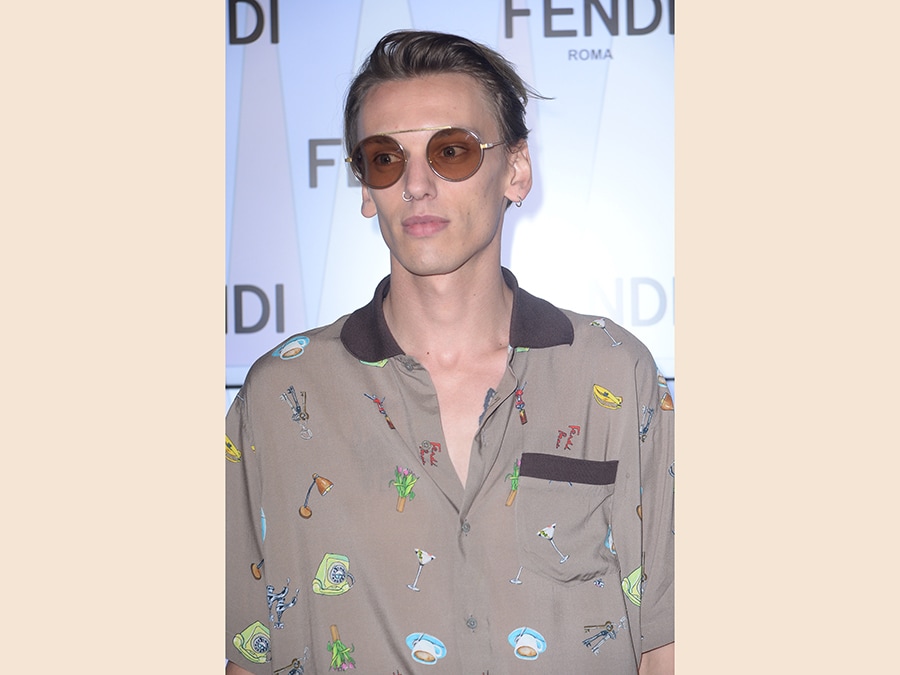 Jamey Campbell Bower, cantante, attore e modello britannico, indossa un modello Fendi by Safilo