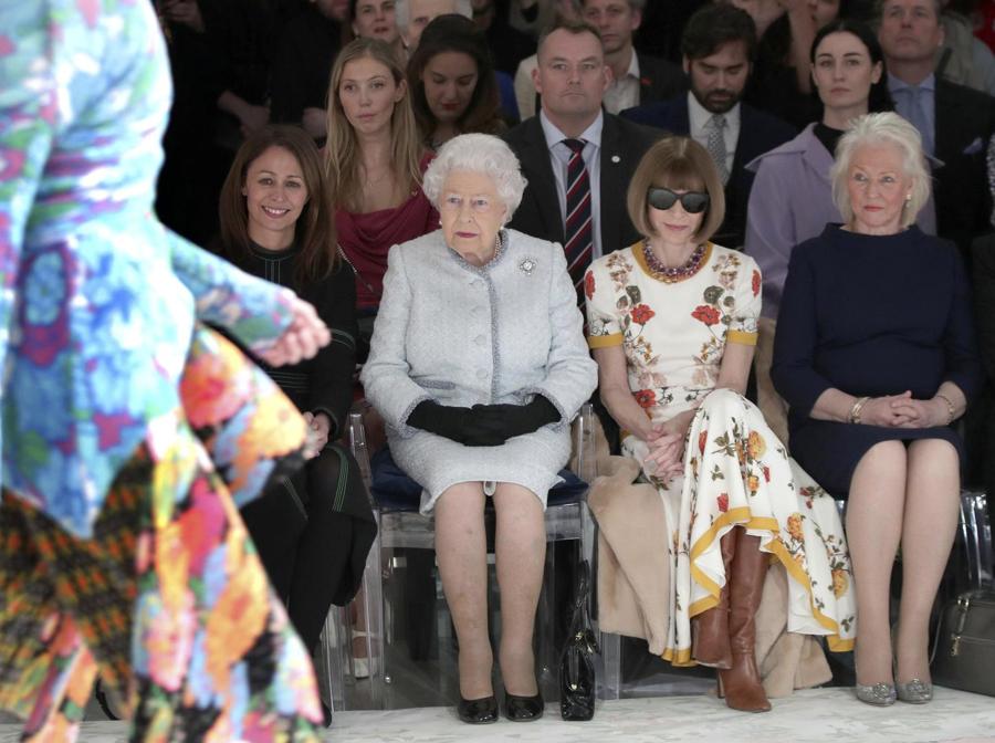 Caroline Rush, la Regina Elisabetta II e Anna Wintour. (Yui Mok/Pool photo via AP)