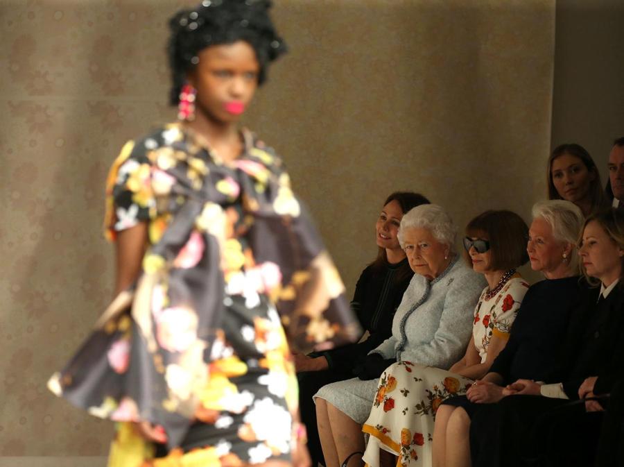 La Regina Elisabetta II alla sfilata di Richard Quinn al London Fashion Week. (REUTERS/Paul Hackett)