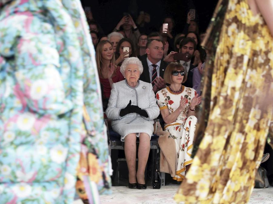 La Regina Elisabetta II e Anna Wintour. (Yui Mok/Pool photo via AP)