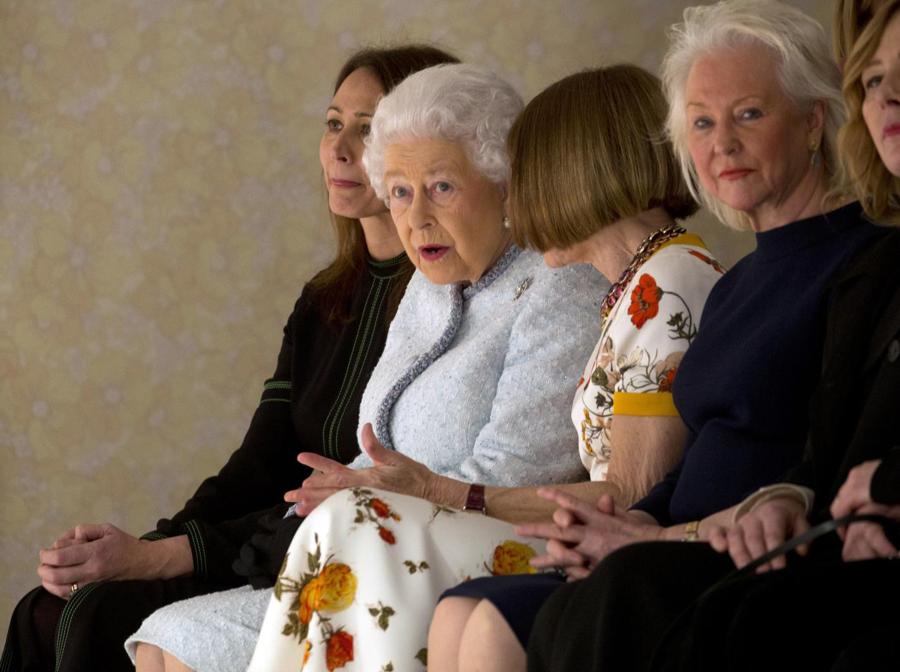 Caroline Rush, la Regina Elisabetta II e Anna Wintour. (Yui Mok/Pool photo via AP)