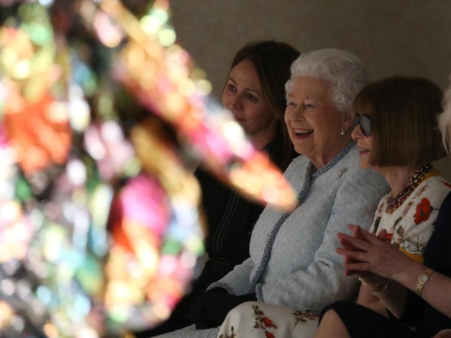 La Regina Elisabetta II alla sfilata di Richard Quinn al London Fashion Week. (REUTERS/Paul Hackett)
