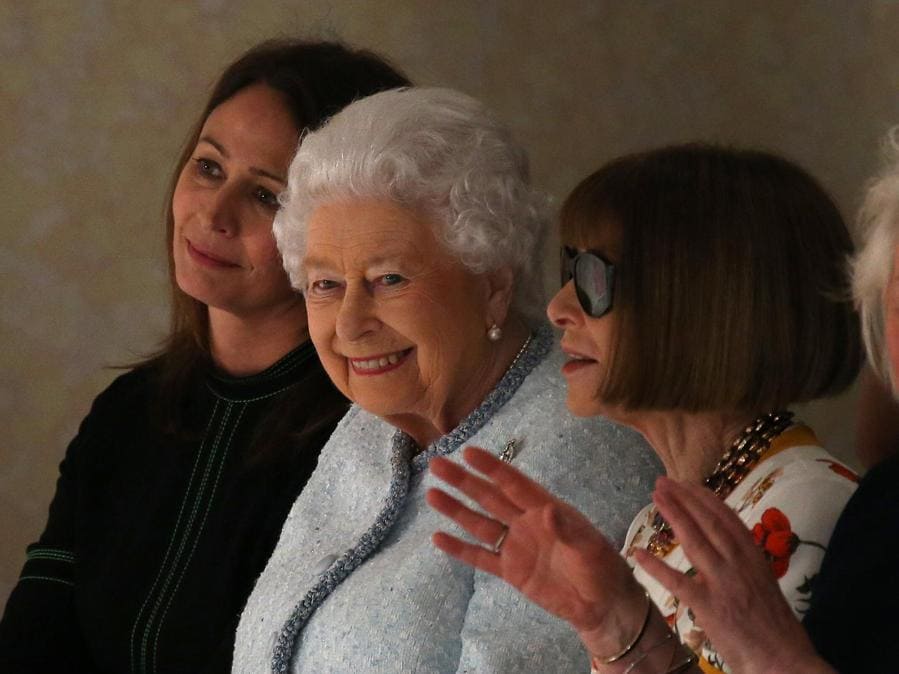Caroline Rush, la Regina Elisabetta II e Anna Wintour alla sfilata di Richard Quinn. (REUTERS/Paul Hackett)