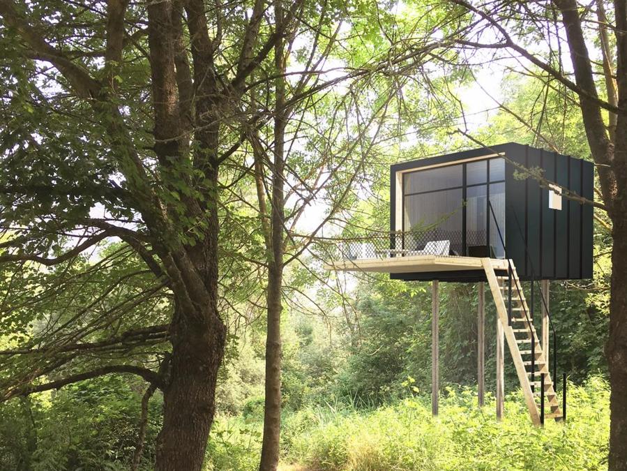 Gli architetti Dario Castellino, Valeria Cottino e Alice Lusso stanno lavorando, in provincia di Cuneo, alla brevettazione e ingegnerizzazione di un modulo autoportante in legno, isolato con fibre naturali, studiato per essere immerso in contesti naturali