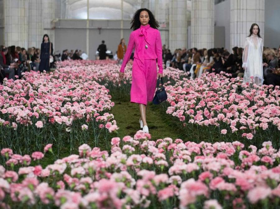 Un campo fiorito con 14mila garofani rosa per Tory Burch, che si è ispirata alla sorella di Jacqueline Kennedy, Lee Radziwill