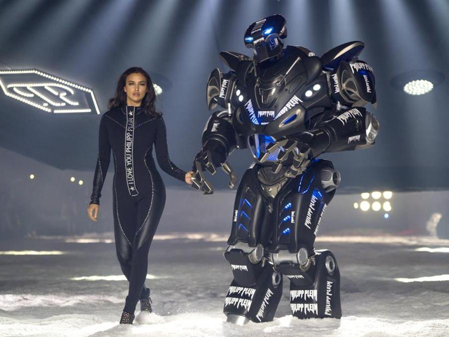 Irina Shayk mano per la mano con un robot alla sfilata “futurista” di Phillip Plein