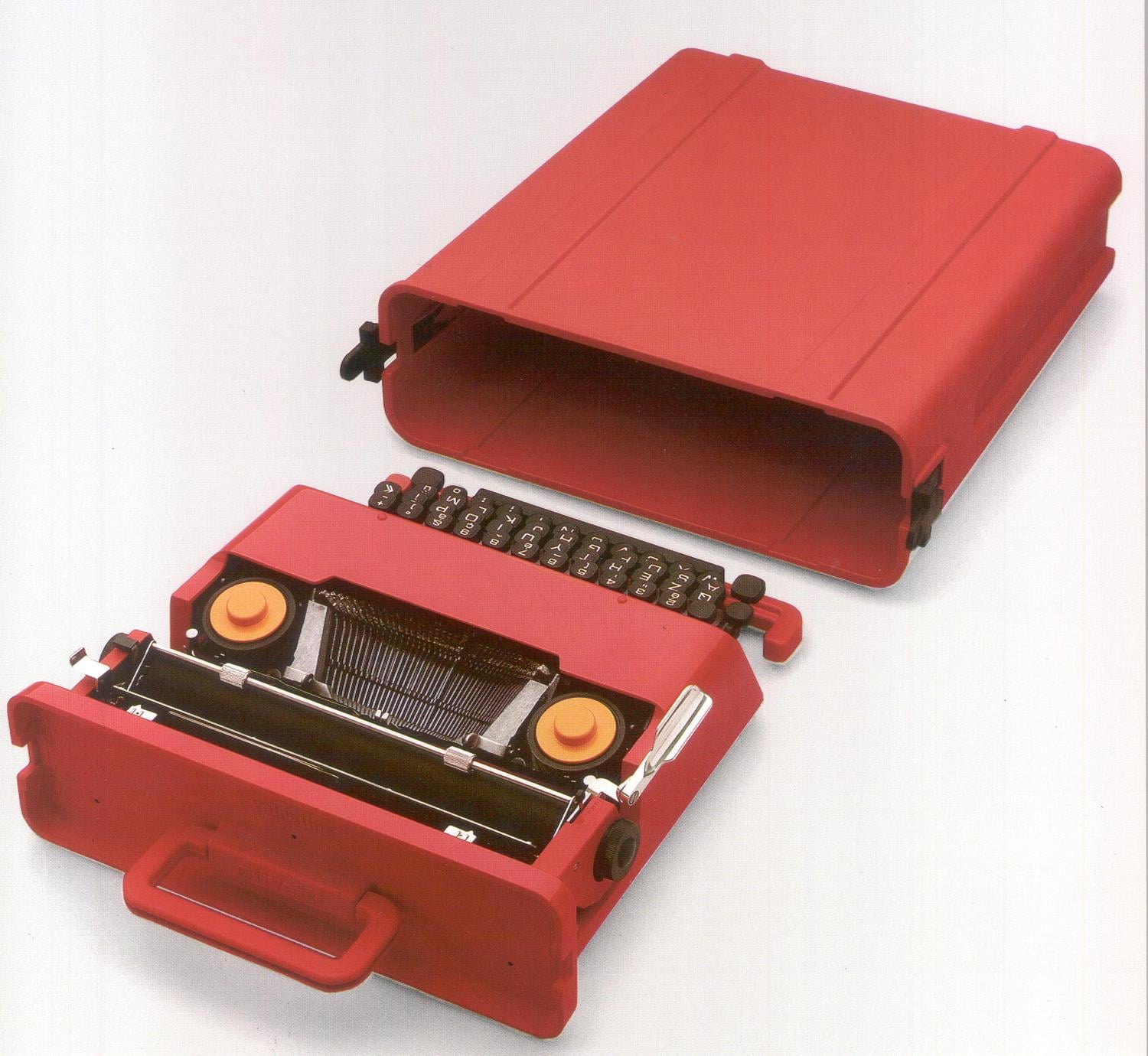 Valentine con valigetta, macchina per scrivere manuale portatile, 1969 (EttoreSottsass jr, Perry A. King, courtesy of Associazione Archivio Storico Olivetti)