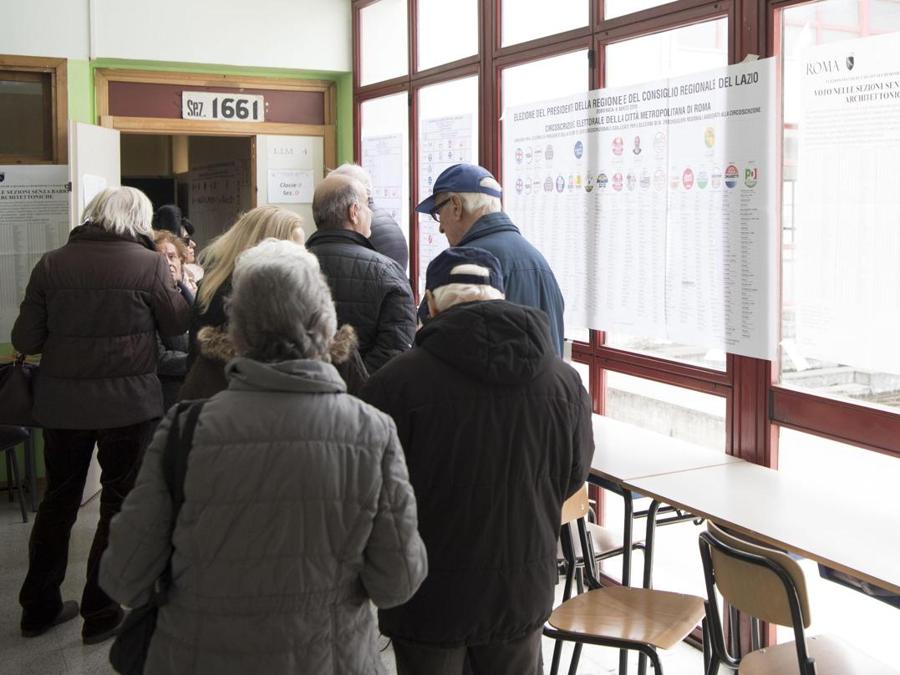 Seggio elettorale in via Beata Vergine del Carmelo, Roma (ANSA/MAURIZIO BRAMBATTI)