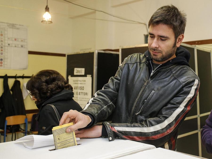 Alessandro Di Battista (M5S) vota nel  seggio di via di Vallombrosa, Roma (ANSA/FABIO FRUSTACI)