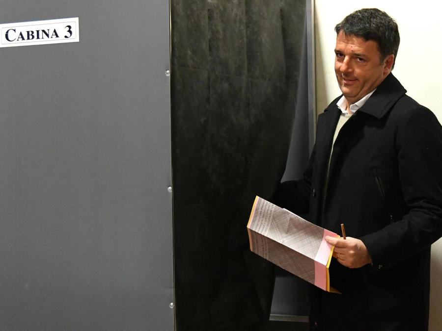 Il segretario del Pd Matteo Renzi vota nella sezione 10 del seggio allestito nel liceo Machiavelli di Firenze (Agf)