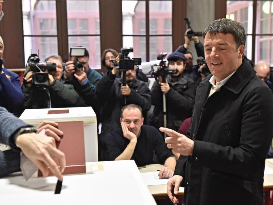 Il segretario del Pd Matteo Renzi vota nella sezione 10 del seggio allestito nel liceo Machiavelli di Firenze (ANSA/MAURIZIO DEGL'INNOCENTI)