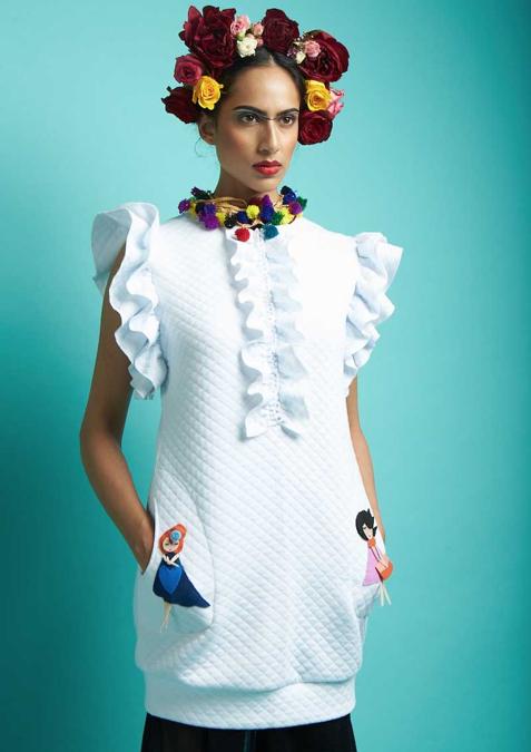 Il brand AAVVA, fondato nel 2011 da Ahmad Ammar e Vincenzo Visciglia negli Emirati Arabi Uniti, porta ad Altaroma nel luglio 2017 una collezione ispirata a Frida Kahlo