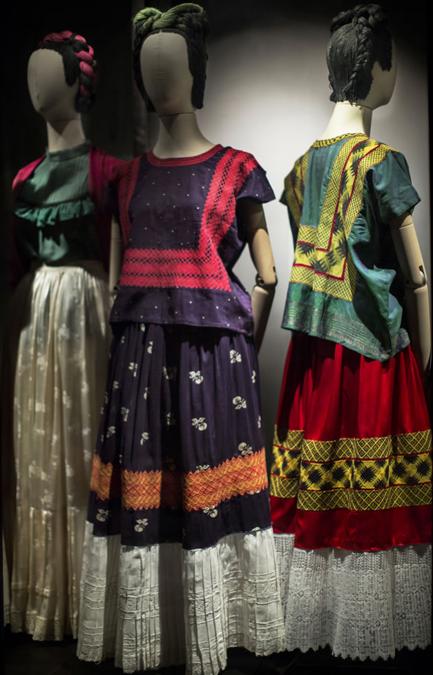 “Las apariencias engañan: los vestidos de Frida Kahlo” 