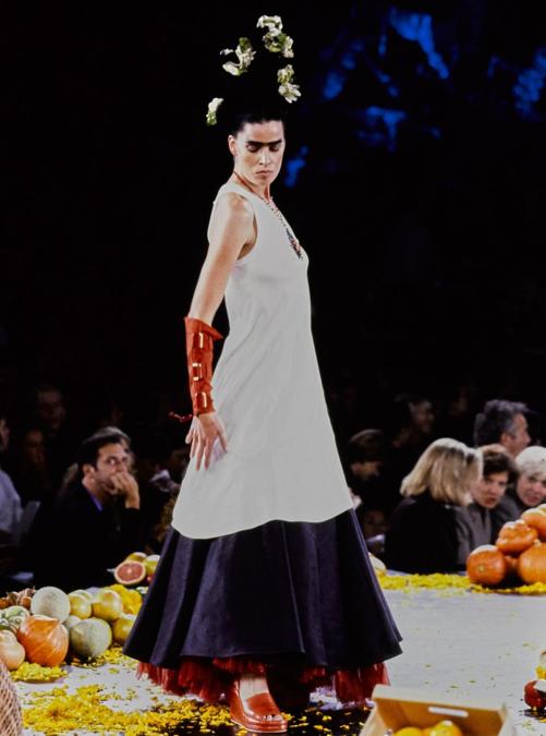 Jean Paul Gaultier battezza “Hommage a Frida Kahlo” la sua collezione per la primavera-estate 1998 
