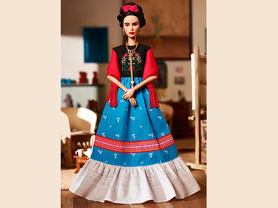 C'è anche la Barbie Frida Kahlo nella nuova linea “Inspiring Women” lanciata da Mattel. Alcuni discendenti della pittrice, però, non hanno apprezzato la bambola