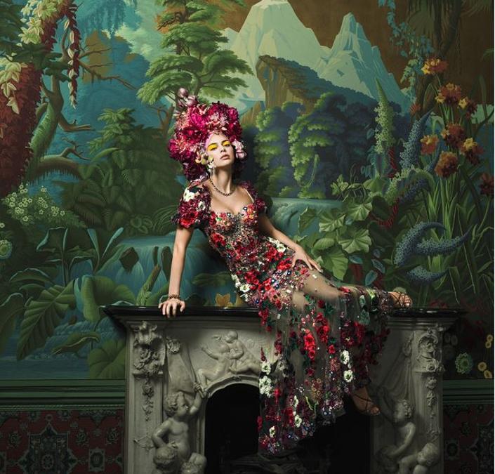 Kendall Jenner sulla cover del numero di aprile 2018 di Vogue Us, fotografata da Mert Alas e Alan Piggott. L'abito è di Dolce Gabbana