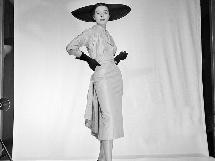 1952 - La modella Bettina Graziani indossa una creazione Givenchy 