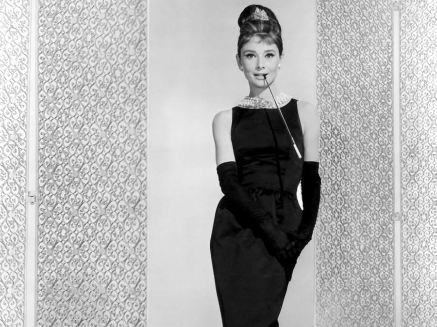 Uno degli abiti più iconici della storia del cinema è il tubino nero disegnato da Givenchy per Audrey Hepburn in “Colazione da Tiffany”, film del 1961