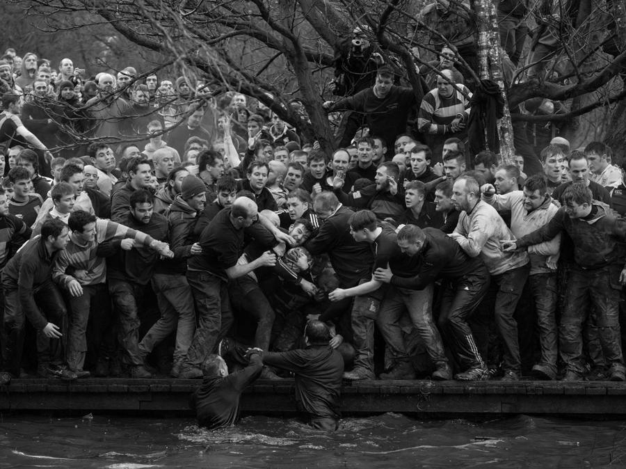 Oliver Scarff per la foto delle due squadre della gara storica che si disputa ogni anno, il Royal Shrovetide Football Match ad Ashbourne, Derbyshire, Gra Bretagna 28 febbraio 2017. EPA/OLIVER SCARFF / AFP