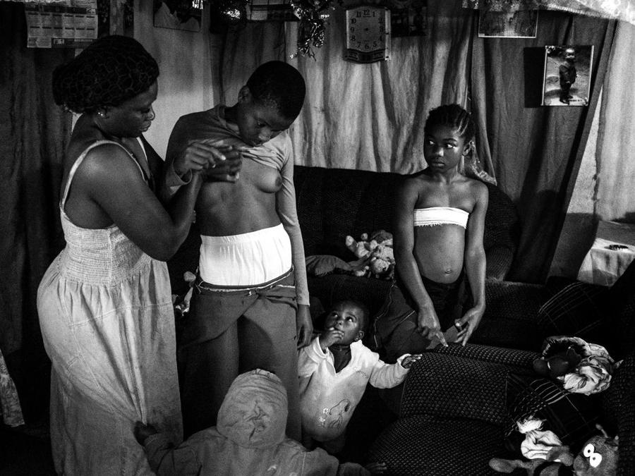 Heba Khamis, premio 'Contemporary Issues - Stories'. Veronica, 28 anni, massaggia il seno della figlia di 10 anni Michelle a Bafoussam, Camerun, 7 novembre 2016. La madre cerca di stirare il seno della figlia per non farla diventare “adulta” e potenziale madre, come l’altra figlia madre a 14 anni EPA/HEBA KHAMIS