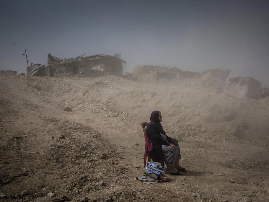 Fotografo Ivor Prickett, categoria 'General News - Stories'. Nadhira Aziz guarda la devastazione a Mosul, Iraq, dopo un raid in cui ha perso sorella e nipote. Mosul, Iraq, 16 settembre 2017. La battaglia per Mosul fra Isis e esercito iracheno ha fatto 9.000 vittime civili EPA/IVOR PRICKETT / NEW YORK TIMES