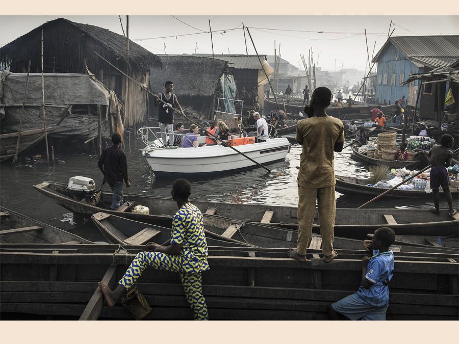 Fotografo Jesco Denzel, categoria 'Contemporary Issues - Singles'. barca di turisti in un villaggio di pescatori, Lagos, Nigeria, 24 febbraio 2017. EPA/JESCO DENZEL