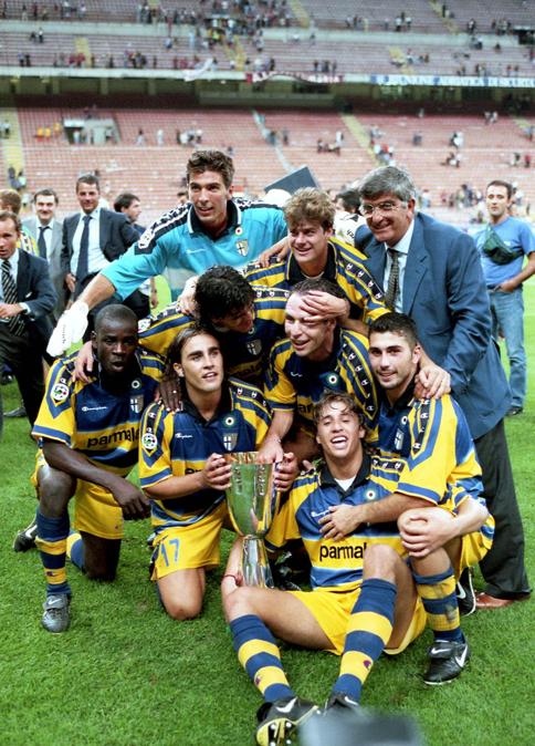 1999  - Supercoppa italiana Milan-Parma 1-2. Festeggiamenti del Parma. Hernan Crespo, Gianluigi Buffon, Michele Serena, Lilian Thuram, Alain Bogossian, Marco di Vaio e Fabio Cannavaro (foto IPP/Alberto Sabattini )