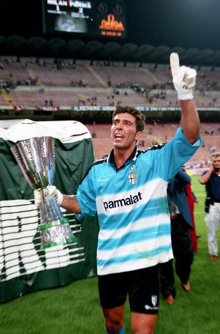 1999  - Finale supercoppa italiana Milan-Parma 1-2 . Gianluigi Buffon con la Coppa  (foto IPP/Alberto Sabattini )