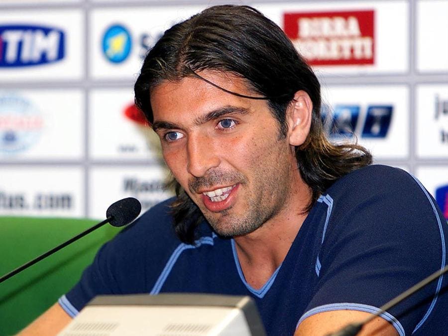 2001 - Il portiere della Juventus, Gianluigi Buffon, durante la presentazione alla stampa  (ANSA/FALZONE)