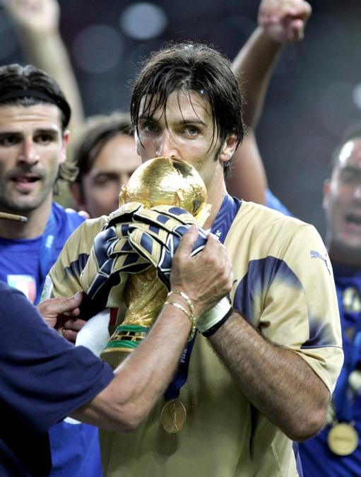 2006 - Gigi Buffon  bacia la Coppa del mondo (foto IPP/Alberto Sabattini )