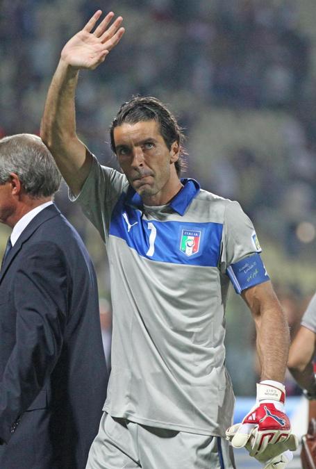 2012 - Gianluigi Buffon saluta i tifosi al termine della partita di qualificazione della Coppa del Mondo FIFA 2014 tra Italia e Malta allo Stadio Braglia di Modena (ANSA/ELISABETTA BARACCHI)
