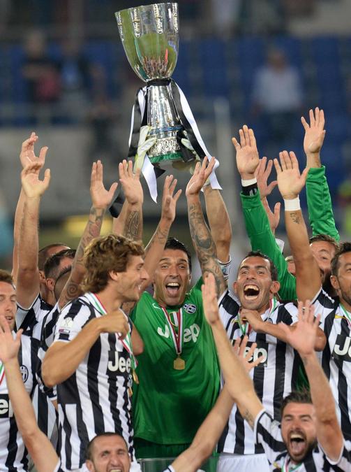 2013  - Finale di Supercoppa italiana, Lazio-Juventus 0-4. Gianluigi Buffon solleva il trofeo tra Fernando Llorente e Carlos Tevez (foto IPP/Alberto Sabattini)
